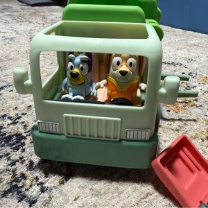 Bluey Trash Truck with Bin Man and Bluey figures